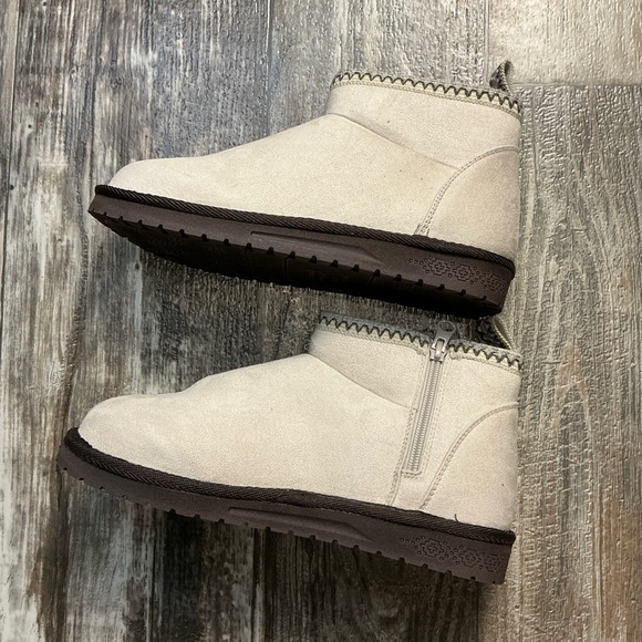 New Muk Luks Stylish Cream Ankle Boots Size 9 - Picture 6 of 11